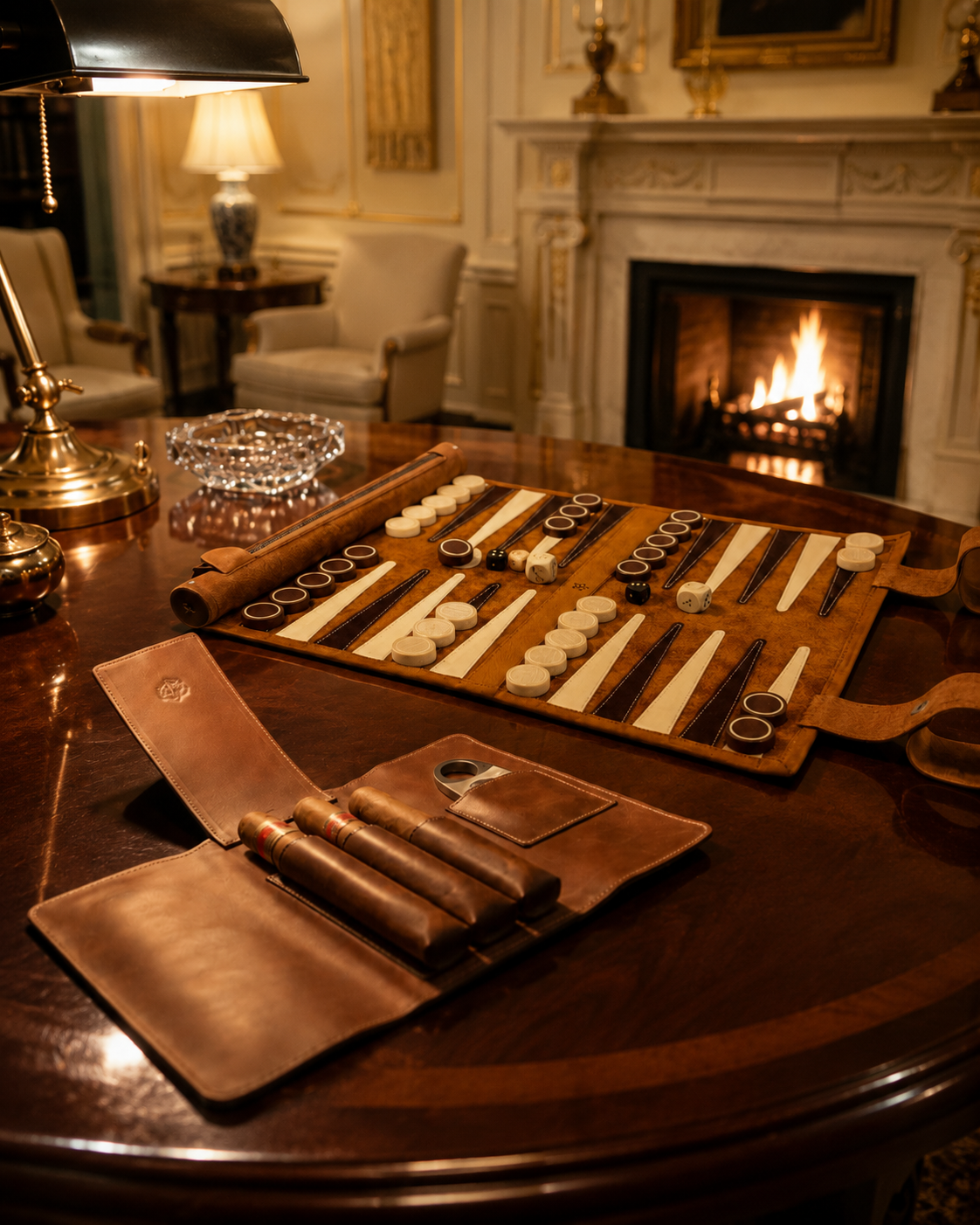 Luxuriöses MELIA Leder-Backgammon und Crown & Tiger Zigarrenetui auf einem eleganten Holztisch in einem repräsentativen Kaminzimmer mit klassischer Architektur und warmer Beleuchtung.